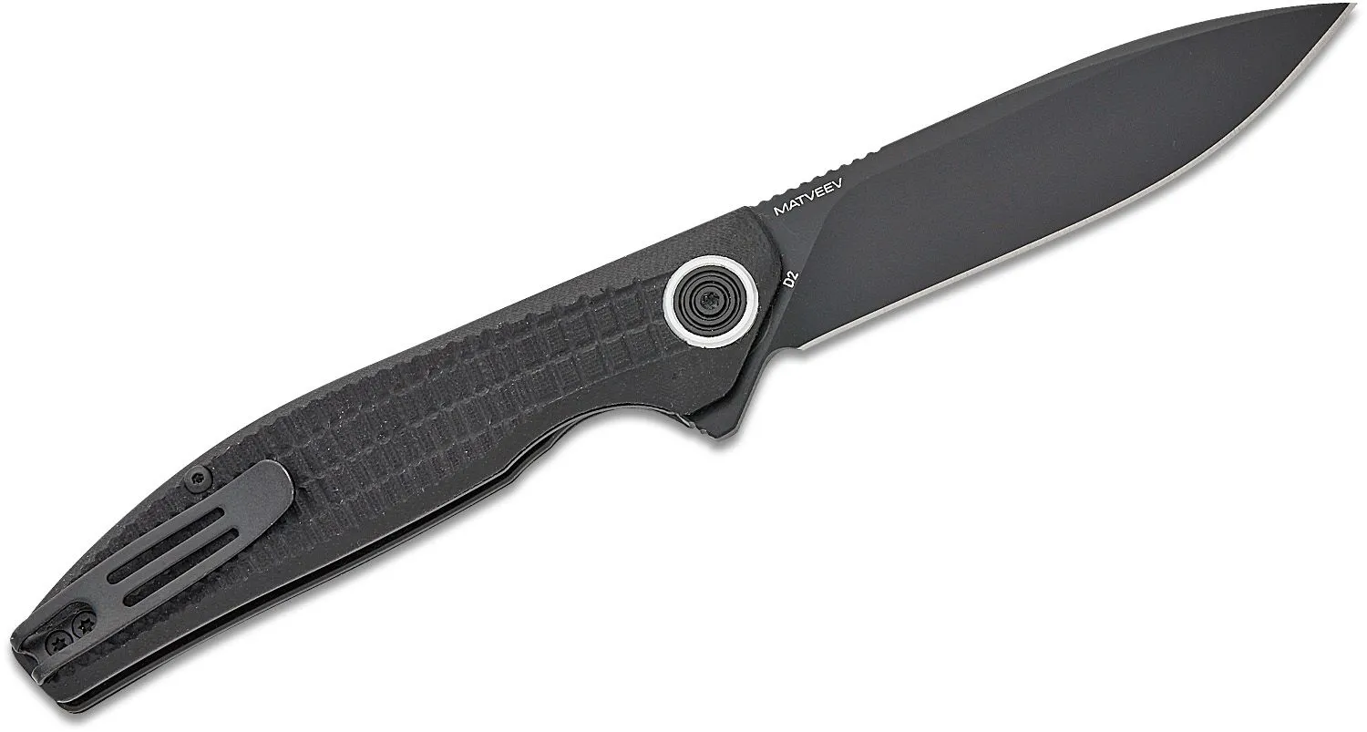 Складной EDC‑нож BlackFox Artia BF‑765, клинок D2 с черным PTFE‑покрытием, длина 85 мм (3.35″), толщина 3.4 мм (HRC 59–61), рукоять из черного G10, механизм flipper liner‑lock, клипса нержавеющая, общая длина 203 мм, вес ~100 г, дизайн Grigorii Matveev