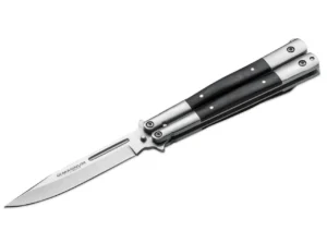 Boker Magnum Balisong Wood BO‑06EX400, классический фолдинг‑балисонг с клинком из нержавеющей стали 440A (~103 мм, толщина 2,7 мм), ручки из Pakkawood, общий размер ~225 мм, вес ~132 г, магнитная защёлка‑пин, чёрный satin‑финиш с деревянными накладками