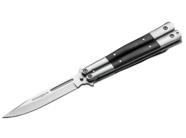 Boker Magnum Balisong Wood BO‑06EX400, классический фолдинг‑балисонг с клинком из нержавеющей стали 440A (~103 мм, толщина 2,7 мм), ручки из Pakkawood, общий размер ~225 мм, вес ~132 г, магнитная защёлка‑пин, чёрный satin‑финиш с деревянными накладками
