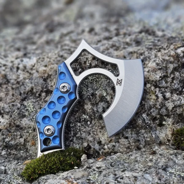 Мини‑топор Midgards Messer Nori Nano V2 Titanium MM002, титановый мини‑акс 14C28N, голубой корпус титан, клинок 45 мм, толщина клинка 3 мм, общая длина ~75 мм, вес ~50–88 г (в зависимости от версии), магнитные ножны, клипса, предназначен как neck‑axe/EDC